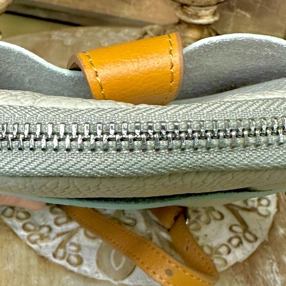 EUC Davinia Firenze Pebbled Italian Leather Small Crossbody in Pale Mint Green - Picture 10 of 12